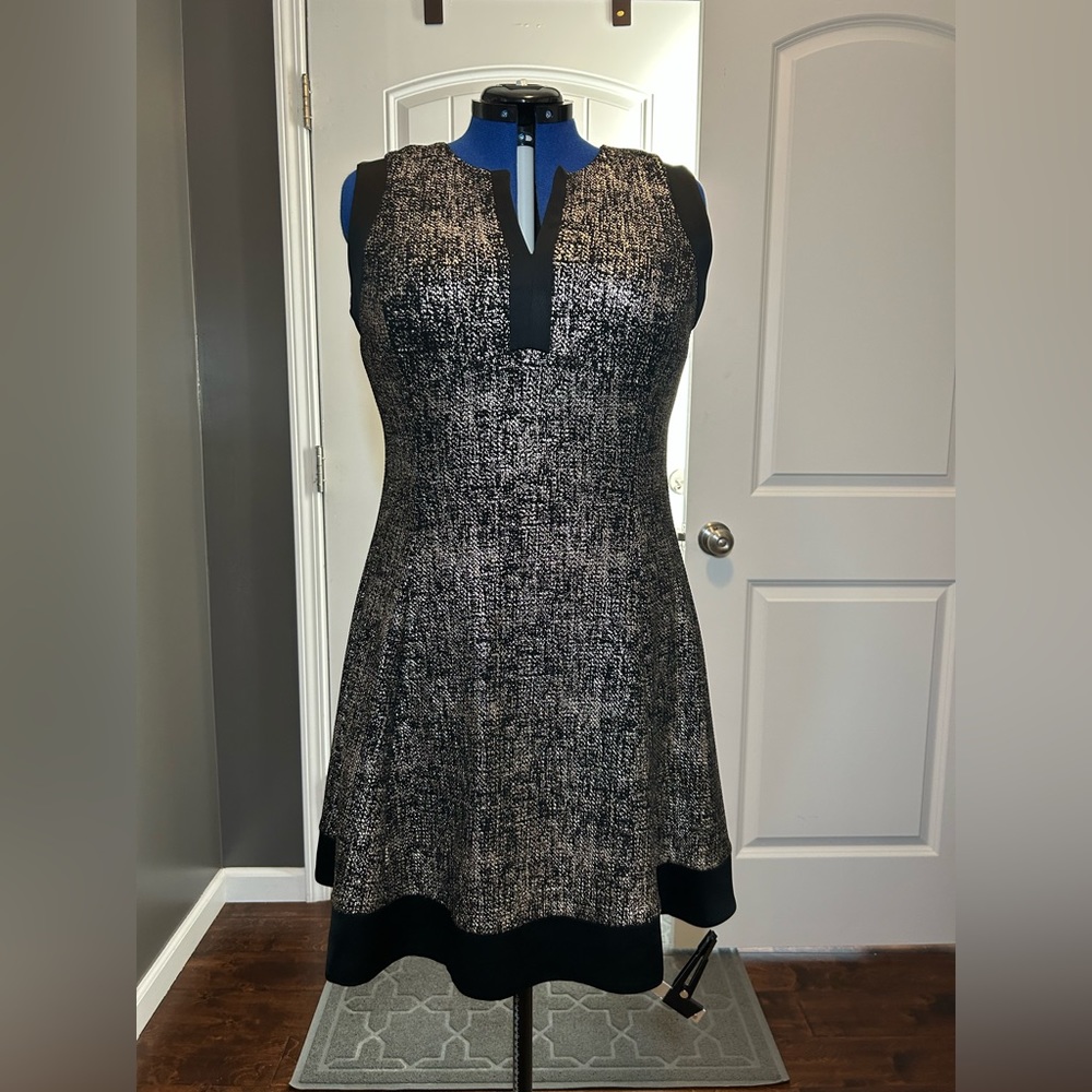 233 Roz & Ali Glitter Gold Patterned Sleeveless Mini with Black Trim Size 12P